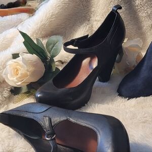 Elegant Black and Navy Women's Heels